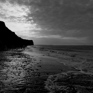 Plage et falaises au coucher du soleil - travail sur les contrastes en noir et blanc - France  - collection de photos clin d'oeil, catégorie paysages